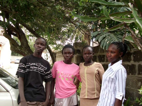 3 فتيات و 1 صبي يشكلان الصورة في أفريقيا