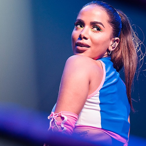 Anitta, chanteuse brésilienne sur scène et tournant la tête pour faire face au public