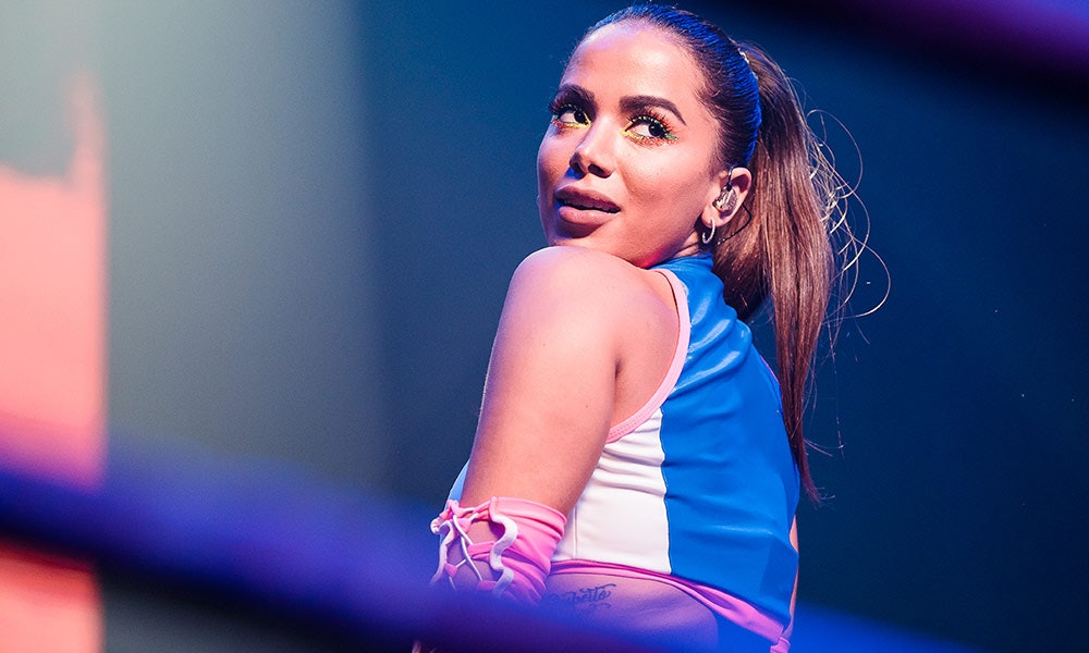 Anitta, Brazilian singer on the stage and turn her head to face the crowd