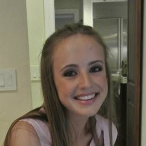 Alexandra Intriago, consultora adolescente de 2014-2015 (foto de perto, um pouco desfocada). Uma adolescente sorridente olhando para a câmera