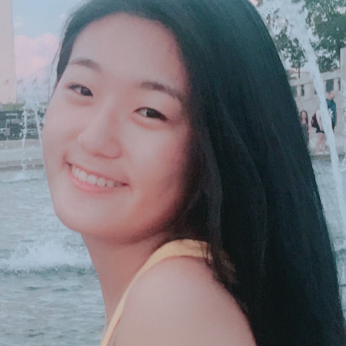 Angela Zhang, consultora adolescente de 2019-2020 (foto de rosto), sorridente olhando para a câmera