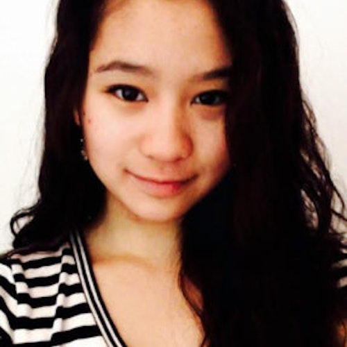 Annabelle Lee, consultora adolescente de 2016-2017 (selfie de rosto, desfocada) sorridente olhando para a câmera