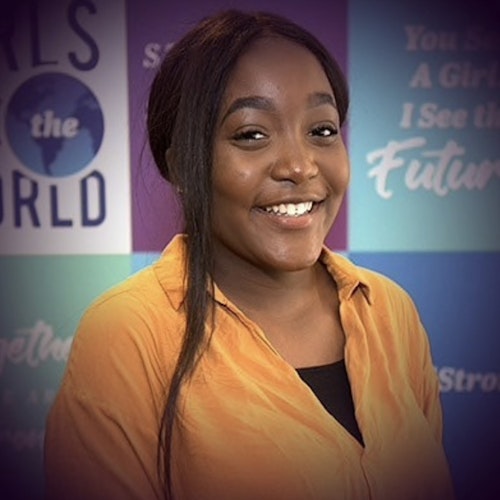 Bethel Ryeza, consultora adolescente de 2019-2020 (foto de rosto), sorridente olhando para a câmera. Ela está usando uma blusa amarela