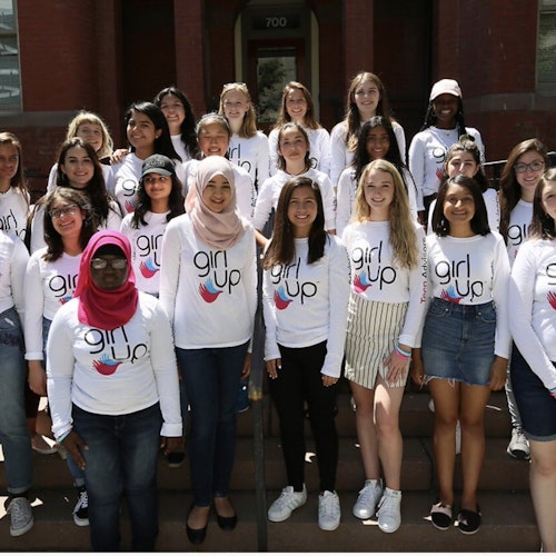 photo de groupe de filles de Girl Up affichant des sourires et portant des t-shirts des Jeunes conseillères