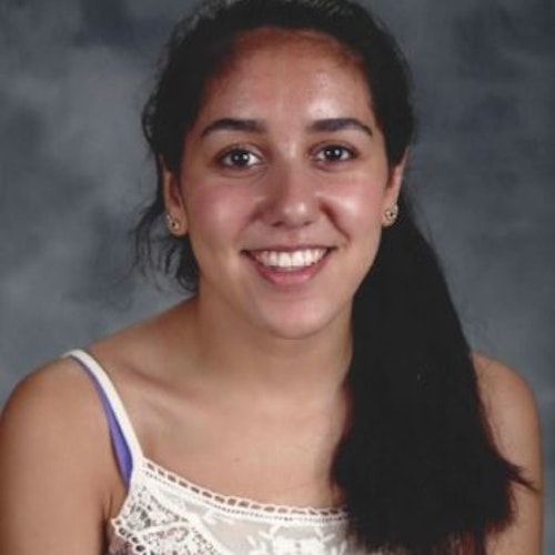 Dorsa Moslehi, consultora adolescente de 2015-2016 (foto escolar só do rosto) sorridente olhando para a câmera, com um plano de fundo cinza