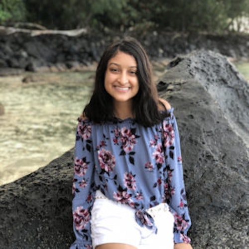 Elina Govil, copresidenta de la clase 2018-2019 Asesores adolescentes foto de portada