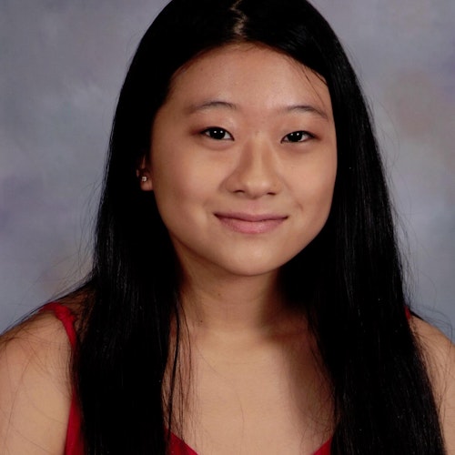 Felicia Xiong, consultora adolescente de 2019-2020 (foto escolar só do rosto) sorridente olhando para a câmera, com um plano de fundo cinza