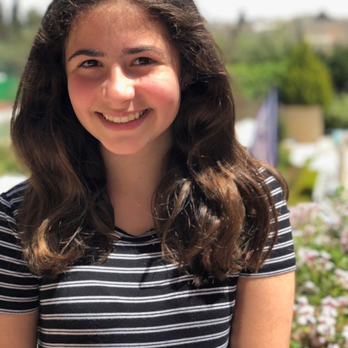 Laura Julia Fleischmann: Consejeras adolescentes 2019-2020, (retrato) sonriendo a la cámara.