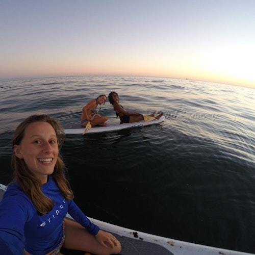 Maren Roberts, coordinadora de Programas, fotografía del equipo, en una canoa.