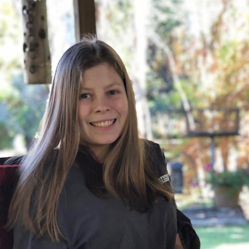 جورجيا شكشافت 2019-2020 مستشارو المراهقين (لقطة رأس قريبة) مع وجهها المبتسم المواجه للكاميرا