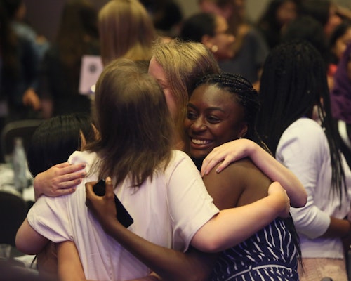 uma fotografia de abraço de grupo com 4 meninas de etnia diferente Girl Up