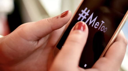 (لقطة قريبة) مع تمسك يد فتاة على الهاتف ويظهر الهاتف #metoo