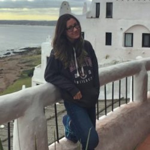 Foto desfocada de corpo inteiro de Helena Branco, consultora adolescente de 2018-2019
