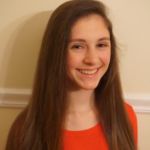Katrina Sousounis, consultora adolescente de 2016-2017 (foto de perto, desfocada) sorridente olhando para a câmera