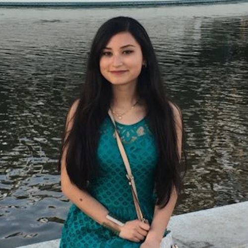 Leslie Arroyo_2017-2018 届青年顾问（半身照），照片背景为绿水