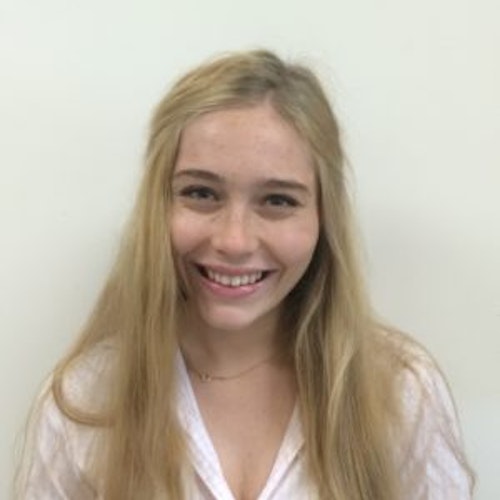 Maisie Kirn, consultora adolescente de 2015-2016 (foto de perto), sorridente olhando para a câmera