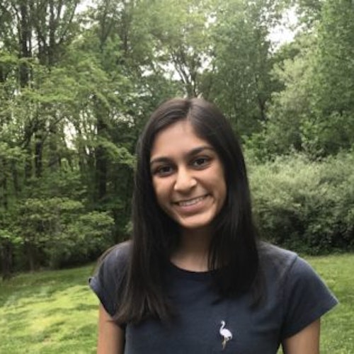 Maitri Khera, consultora adolescente de 2017-2018 (foto de perto) tendo o verde das plantas como plano de fundo
