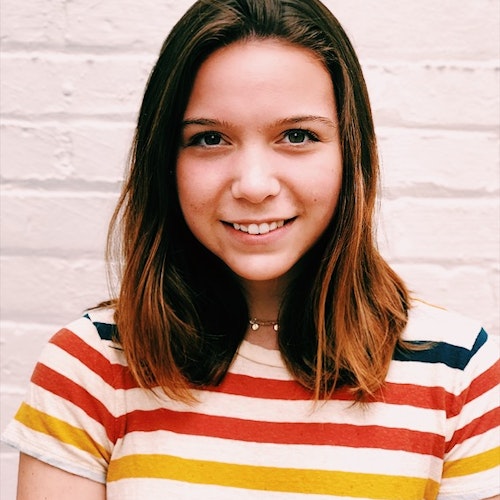 نورا دي مارتينو 2019-2020 Teen Advisors (لقطة رأس قريبة من الجزء العلوي من الجسم) مع وجهها المبتسم المواجه للكاميرا