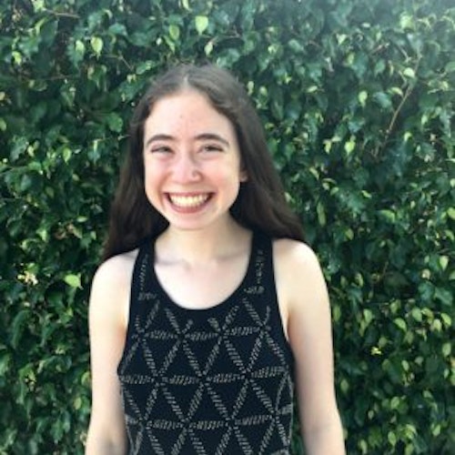 Rachel Auslander, Co-Chair 2017-2018 Teen Advisors (meio corpo, imagem desfocada) com imagem verde