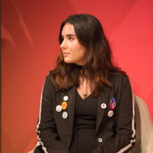 Foto do rosto de Rebecca Fairweather, do grupo de consultoras adolescentes de 2018-2019 (de perfil)
