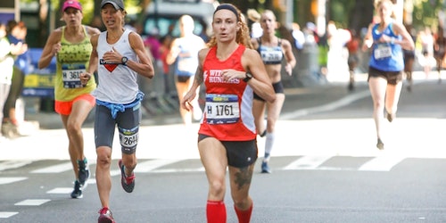 Rebekah Kennedy 正在跑马拉松，她似乎领先于其他女性跑者