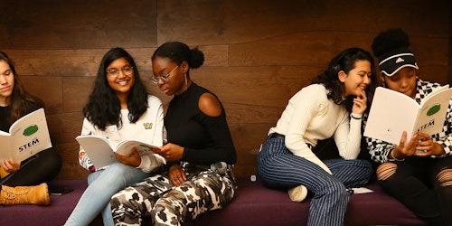 Groupe de 5 filles tenant un guide pratique sur les STEM
