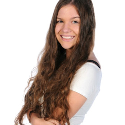 سارة Hesterman_ 2015-2016 Teen Advisors (نصف رأس الجسم) فتاة مراهقة بوجهها المبتسم تواجه الكاميرا بخلفية بيضاء كاملة