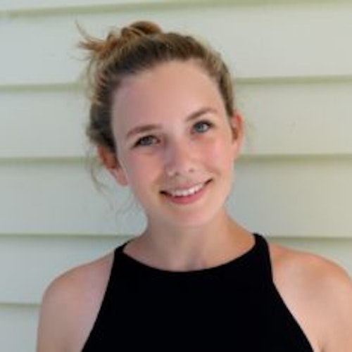 Sarah Gulley, consultora adolescente de 2015-2016 (foto de perto). Uma adolescente sorridente olhando para a câmera