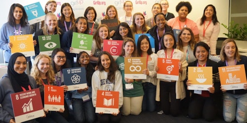 un grupo de chicas de Girl Up con un cartel de los ODS en el evento de Girl Up
