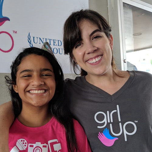 Foto de Barbara Aranda, representante regional para América Latina e Caribe, com uma adolescente da Girl Up