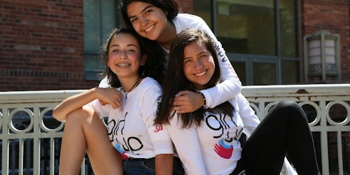 Tres chicas vestidas con la camiseta de Consejera adolescente de Girl Up