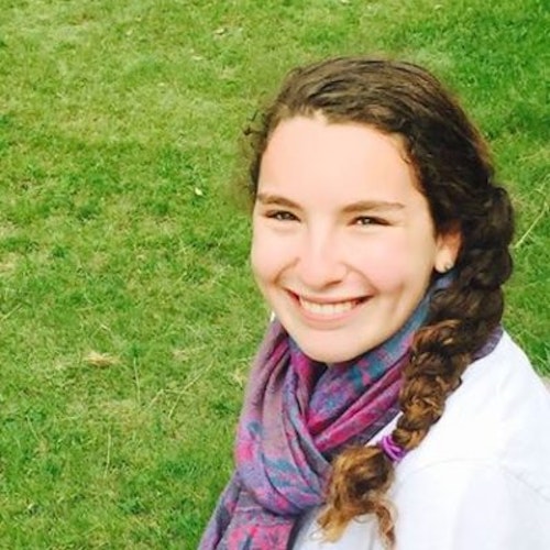 Yardena Gerwin, consultora adolescente de 2015-2016 (foto de rosto, tirada de um ângulo alto). Uma adolescente sorridente olhando para a câmera