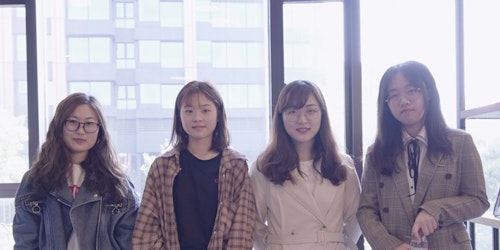 Fotografía grupal de 4 miembros de Girl Up de Asia Oriental y el Pacífico
