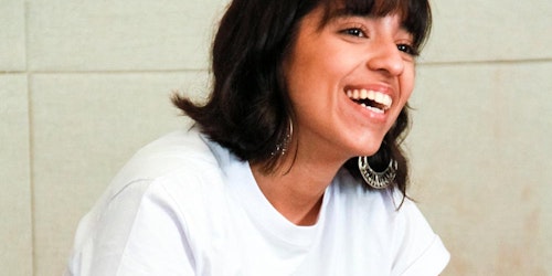 une fille avec un grand sourire sur son visage portant un t-shirt Gril Up (plan rapproché)