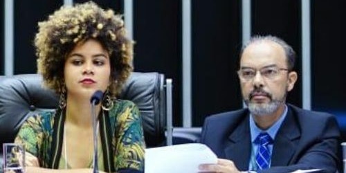 Miembro de Latin-America Girl Up hablando en un panel (foto más cercana)
