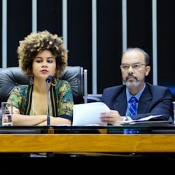 Miembro de Latin-America Girl Up hablando en un panel (foto más cercana)
