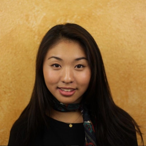 Grace Wong, consultora adolescente de 2015-2016 (foto de rosto), sorridente olhando para a câmera