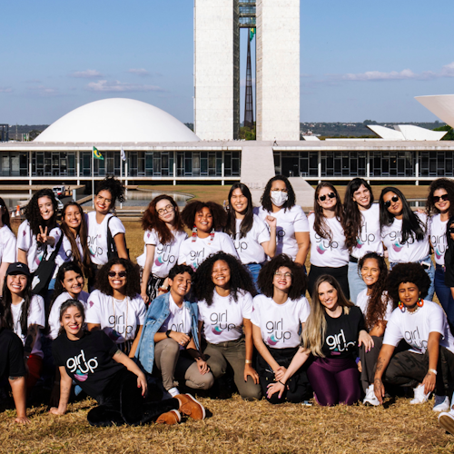 L&#039;équipe de Girl Up Brasil devant le parlement brésilien.