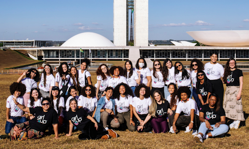 Girl Up Brasil staff in front of Brasil&#039;s parliament